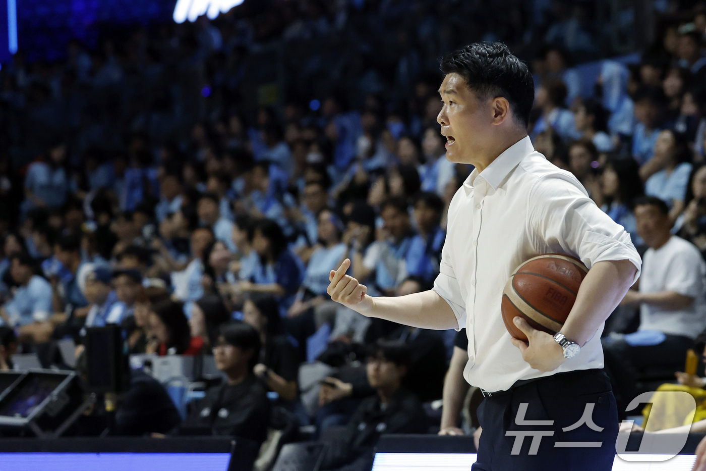 (고양=뉴스1) 박정호 기자 = 조상현 창원 LG 감독이 27일 오후 경기도 고양시 일산서구 중앙로 고양소노아레나에서 열린  2025-26 프로농구 4강 플레이오프 3차전 고양 소 …