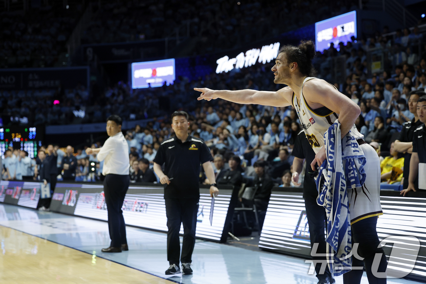 (고양=뉴스1) 박정호 기자 = 27일 오후 경기도 고양시 일산서구 중앙로 고양소노아레나에서 열린  2025-26 프로농구 4강 플레이오프 3차전 고양 소노 스카이거너스와 창원 L …