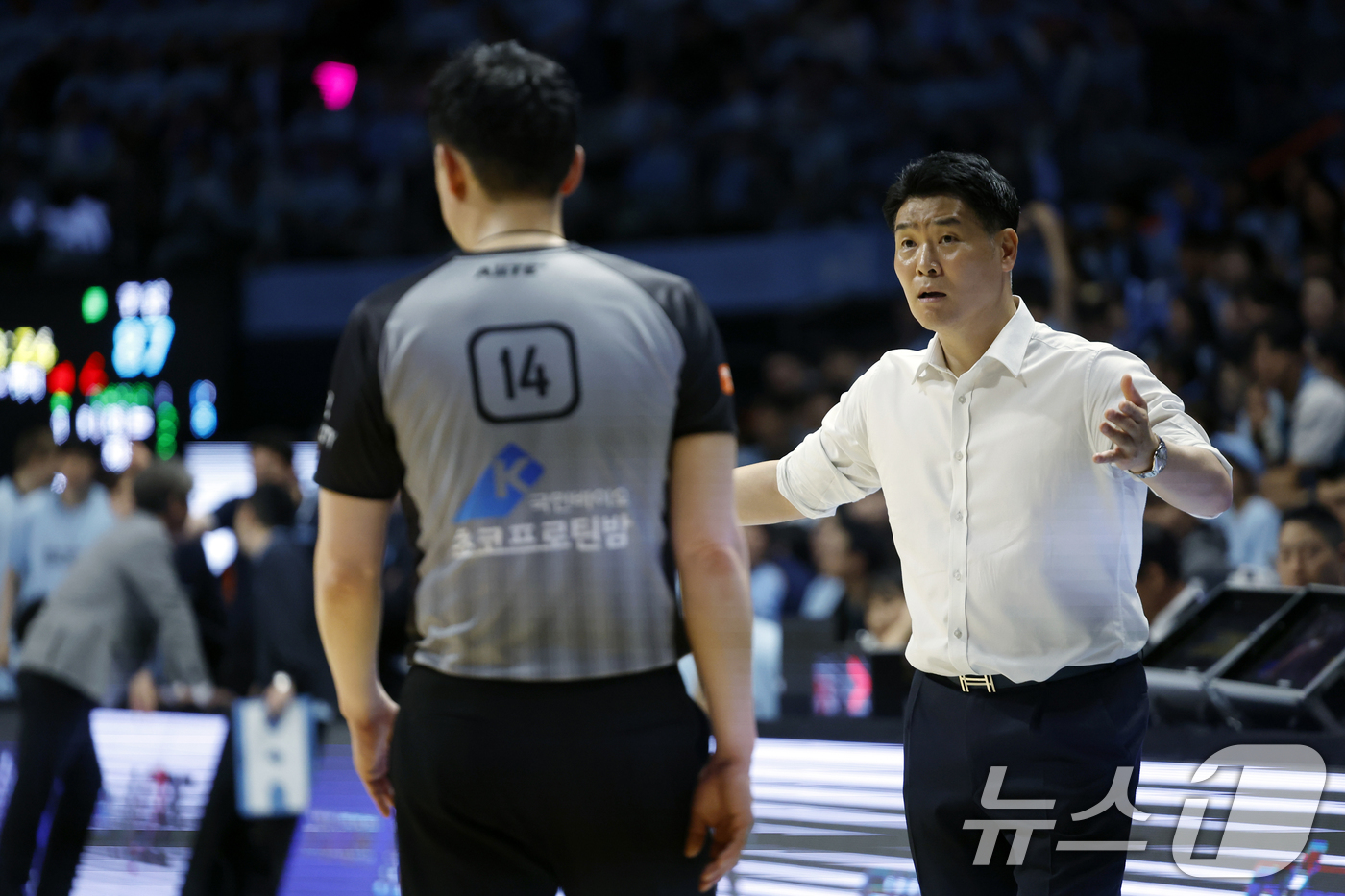 (고양=뉴스1) 박정호 기자 = 조상현 창원 LG 감독이 27일 오후 경기도 고양시 일산서구 중앙로 고양소노아레나에서 열린  2025-26 프로농구 4강 플레이오프 3차전 고양 소 …