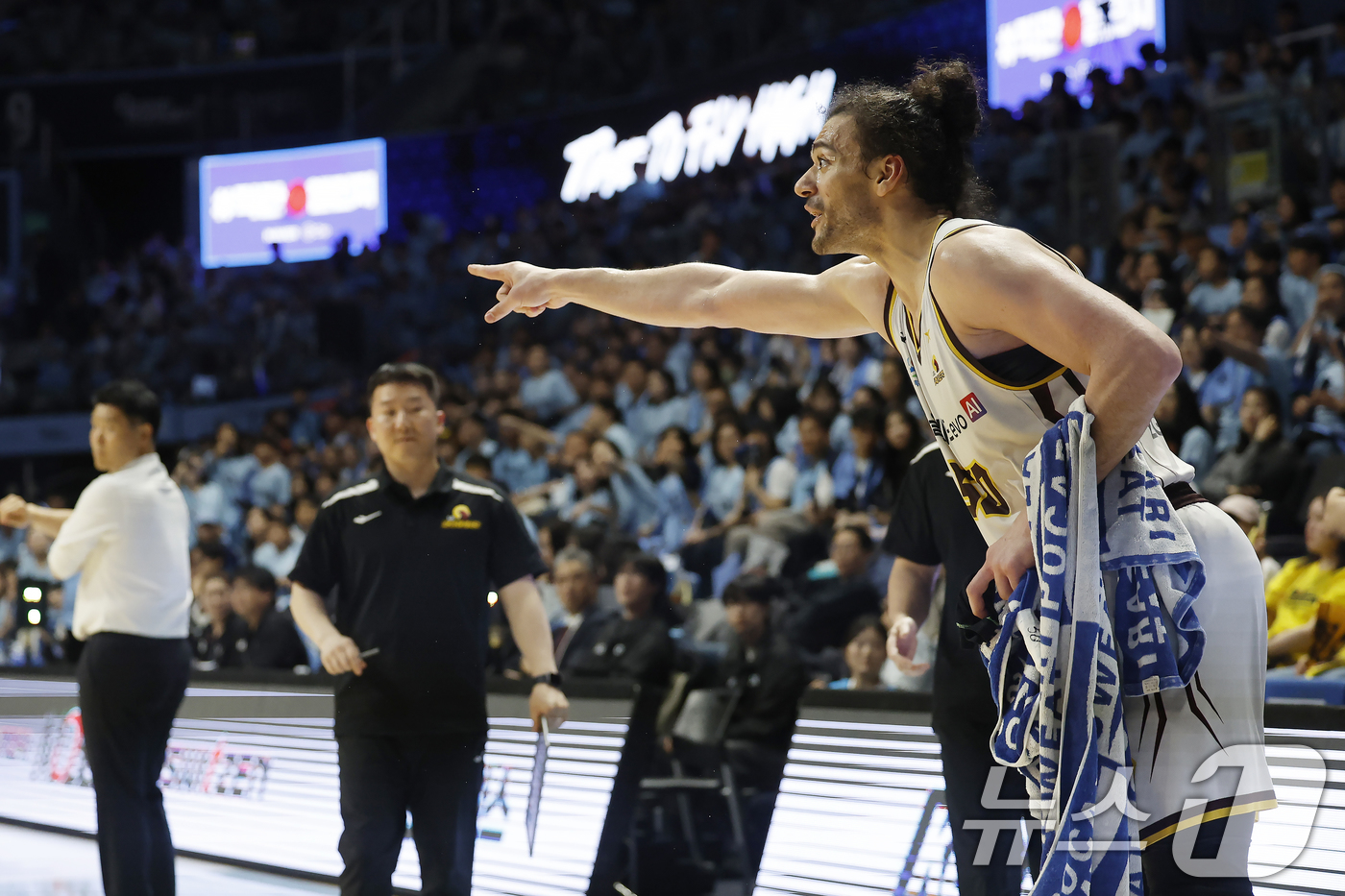 (고양=뉴스1) 박정호 기자 = 27일 오후 경기도 고양시 일산서구 중앙로 고양소노아레나에서 열린  2025-26 프로농구 4강 플레이오프 3차전 고양 소노 스카이거너스와 창원 L …