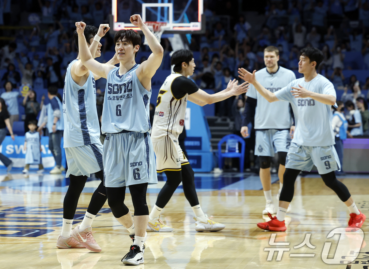 (고양=뉴스1) 박정호 기자 = 27일 오후 경기도 고양시 일산서구 중앙로 고양소노아레나에서 열린  2025-26 프로농구 4강 플레이오프 3차전 고양 소노 스카이거너스와 창원 L …