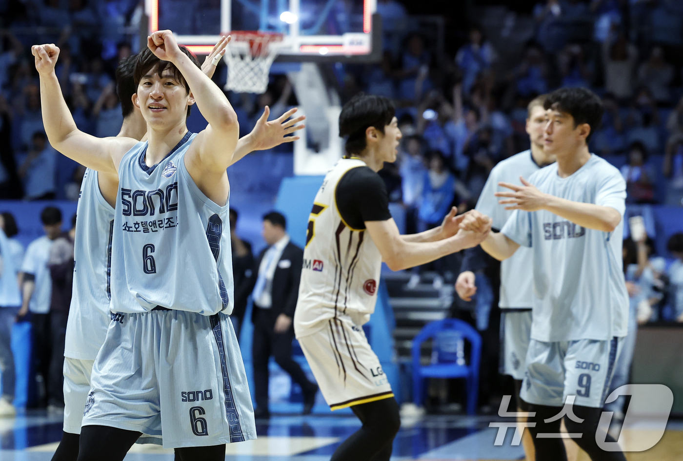 (고양=뉴스1) 박정호 기자 = 27일 오후 경기도 고양시 일산서구 중앙로 고양소노아레나에서 열린  2025-26 프로농구 4강 플레이오프 3차전 고양 소노 스카이거너스와 창원 L …