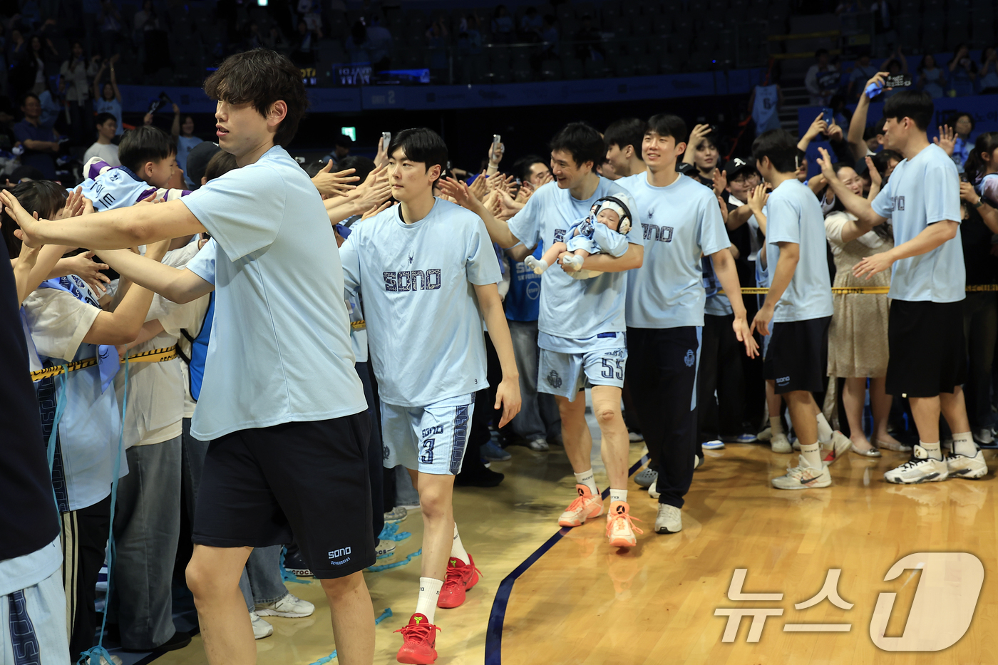 (고양=뉴스1) 박정호 기자 = 27일 오후 경기도 고양시 일산서구 중앙로 고양소노아레나에서 열린  2025-26 프로농구 4강 플레이오프 3차전 고양 소노 스카이거너스와 창원 L …