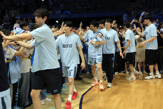 팬들과 함께 챔프전 진출 기쁨 나누는 고양 소노 선수단
