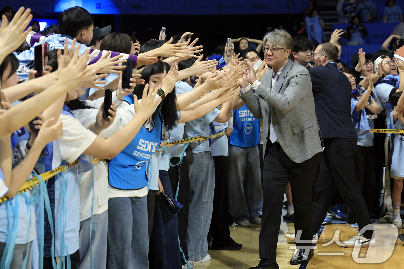 (고양=뉴스1) 박정호 기자 = 손창환 고양 소노 감독이 27일 오후 경기도 고양시 일산서구 중앙로 고양소노아레나에서 열린  2025-26 프로농구 4강 플레이오프 3차전 고양 소 …