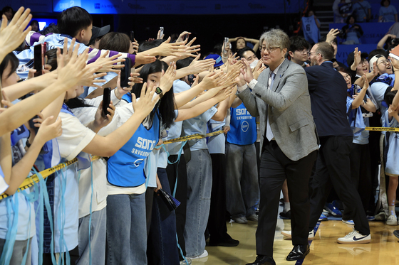 팬들과 기쁨 나누는 손창환 감독