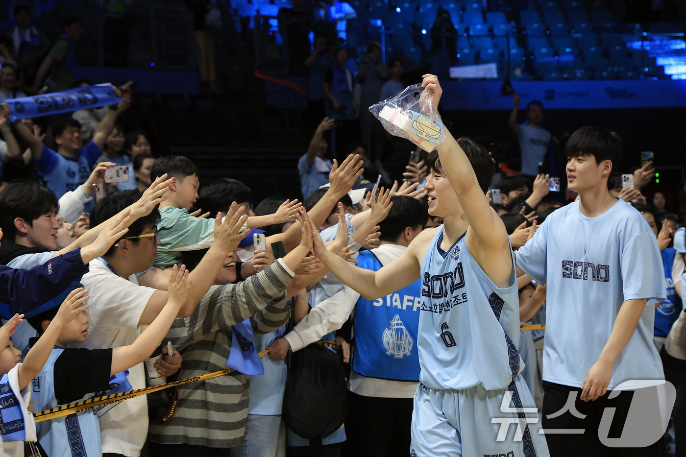(고양=뉴스1) 박정호 기자 = 27일 오후 경기도 고양시 일산서구 중앙로 고양소노아레나에서 열린  2025-26 프로농구 4강 플레이오프 3차전 고양 소노 스카이거너스와 창원 L …