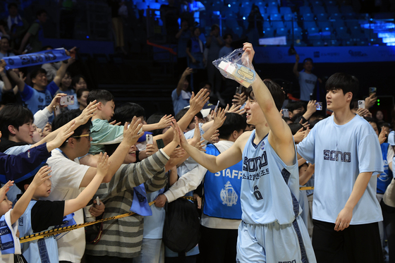 팬들과 기쁨 나누는 이정현