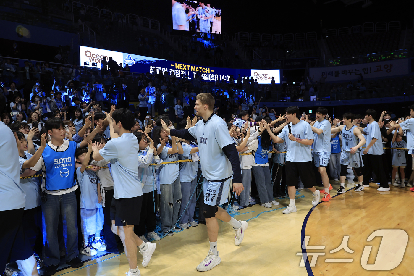 (고양=뉴스1) 박정호 기자 = 27일 오후 경기도 고양시 일산서구 중앙로 고양소노아레나에서 열린  2025-26 프로농구 4강 플레이오프 3차전 고양 소노 스카이거너스와 창원 L …