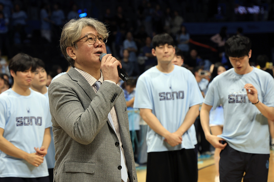 감사 인사하는 손창환 감독