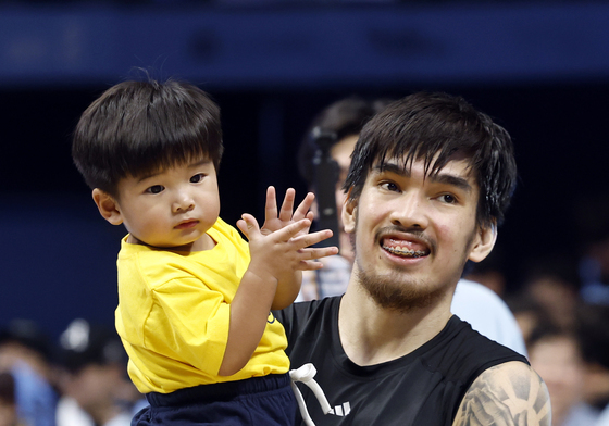 자녀와 함께 기쁨 나누는 케빈 켐바오