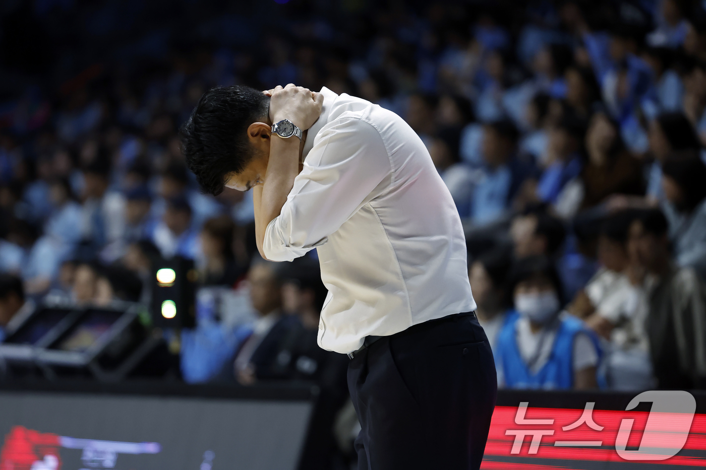 (고양=뉴스1) 박정호 기자 = 조상현 창원 LG 감독이 27일 오후 경기도 고양시 일산서구 중앙로 고양소노아레나에서 열린  2025-26 프로농구 4강 플레이오프 3차전 고양 소 …