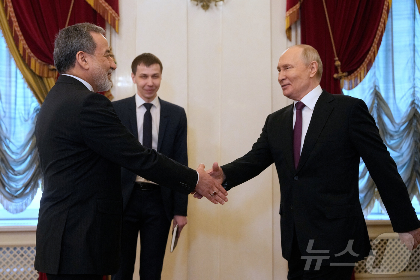 (상트페테르부르크 로이터=뉴스1) 김경민 기자 = 블라디미르 푸틴 러시아 대통령(오른쪽)이 27일(현지시간) 상트페테르부르크 보리스 옐친 대통령 도서관에서 아바스 아라그치 이란 외 …