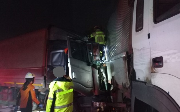 구미 고속도로서 25톤 화물차, 고장 트레일러 추돌…운전자 심정지