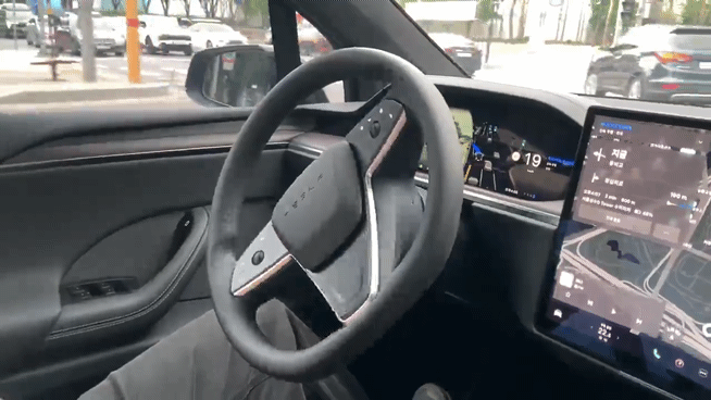 본문 이미지 - FSD 감독형 기능을 활성화한 테슬라 모델 S가 좌회전 신호를 감지하고 스스로 핸들을 꺾어 커브길을 지나는 모습. 2026.04.27. ⓒ 뉴스1 신은빈 기자