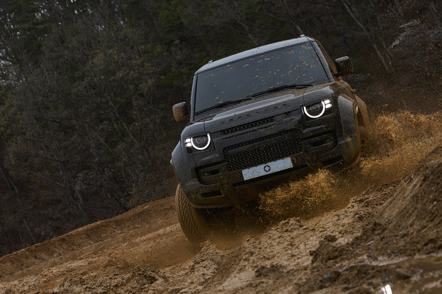 "보닛 잠기는 1m 수로도 거뜬"…디펜더 OCTA 블랙, 괴물 퍼포먼스