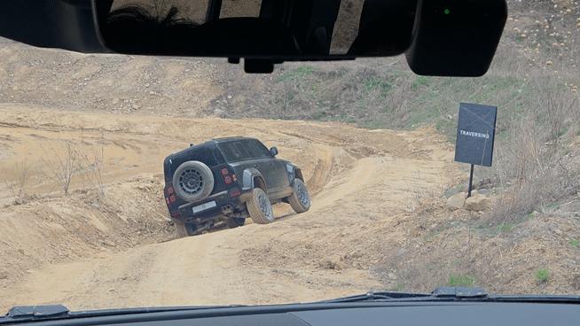 본문 이미지 - 지난 17일 벨포레 모토아레나에서 진행된 디펜더 OCTA 오프로드 시승행사장에서 디펜더 OCTA가 험로를 지고 있다. ⓒ 뉴스1 박기범 기자 