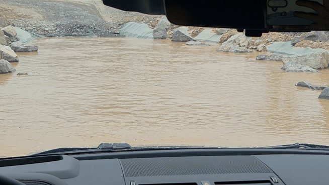 본문 이미지 - 지난 17일 벨포레 모토아레나에서 진행된 디펜더 OCTA 오프로드 시승행사장에서 디펜더 OCTA가 수로를 건너고 있다. ⓒ 뉴스1 박기범 기자 