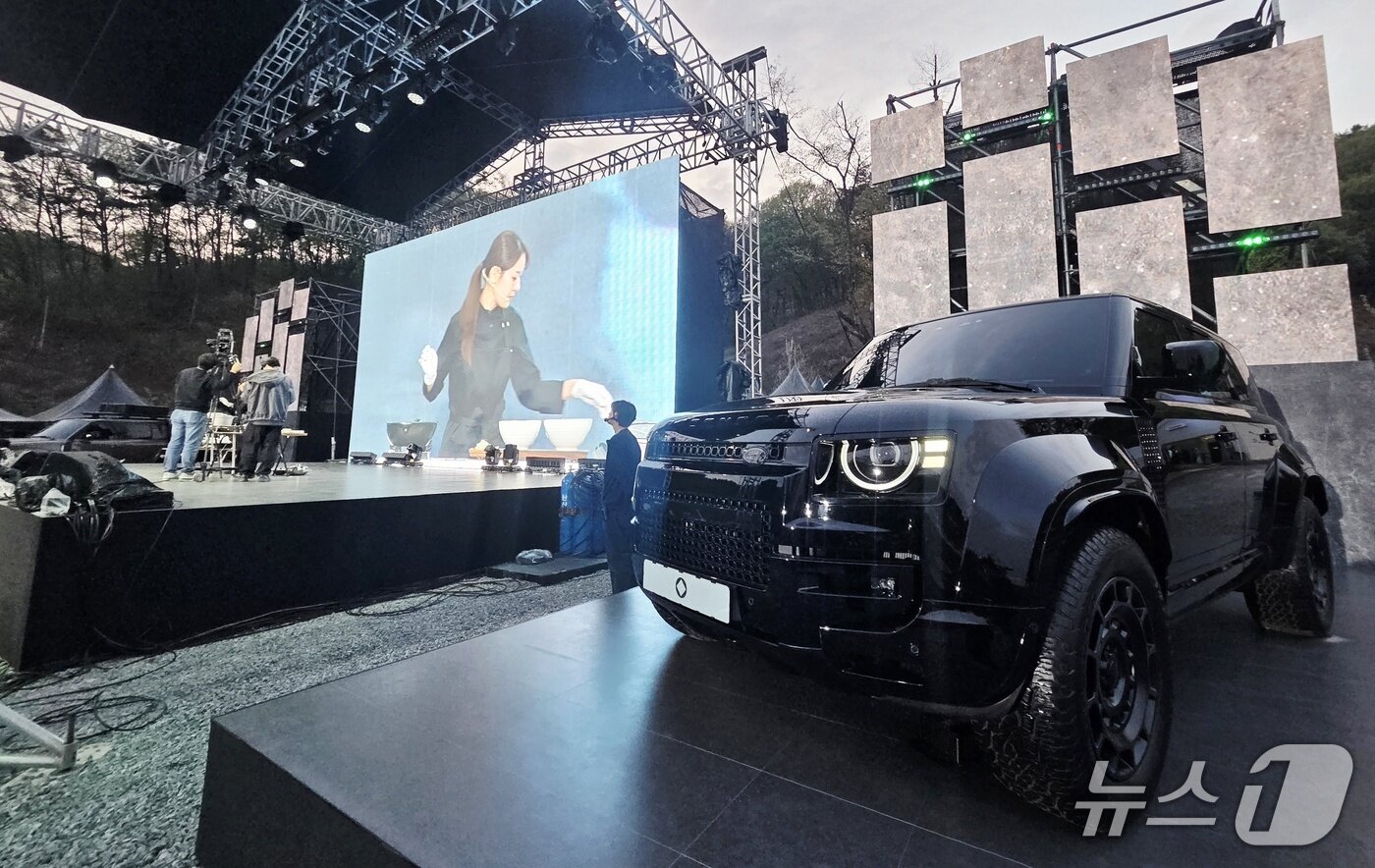 본문 이미지 - 지난 17일 충북 진천 '더 빌리지'에서 진행된 '데스티네이션 디펜더 2026'에서 박은영 쉐프가 라이브 쿠킹쇼를 하고 있다.  ⓒ 뉴스1 박기범 기자