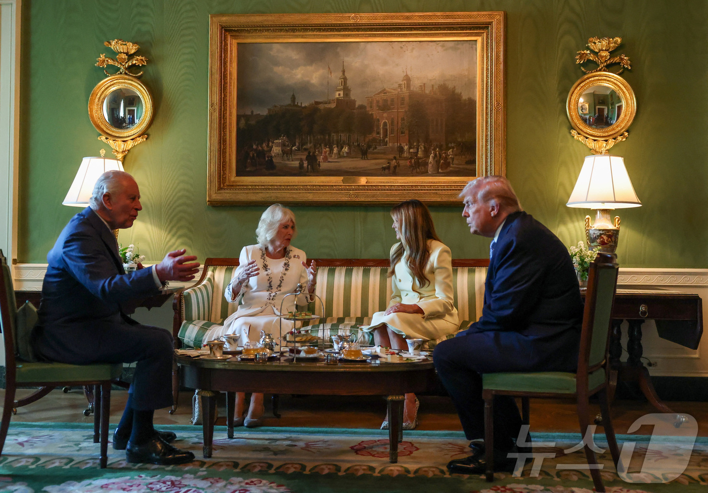 (워싱턴DC 로이터=뉴스1) 류정민 특파원 = 도널드 트럼프 미국 대통령 부부가 27일(현지시간) 미국을 국빈 방문한 찰스 3세 영국 국왕부부를 맞아 워싱턴DC 백악관에서 차를 대 …