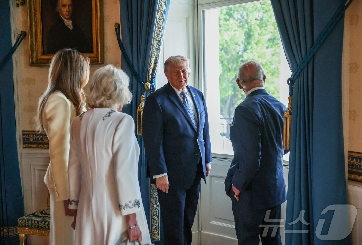 (워싱턴DC 로이터=뉴스1) 류정민 특파원 = 도널드 트럼프 미국 대통령 부부가 27일(현지시간) 워싱턴DC 백악관을 찾은 찰스 3세 영국 국왕 부부와 대화하고 있다. 찰스 국왕은 …