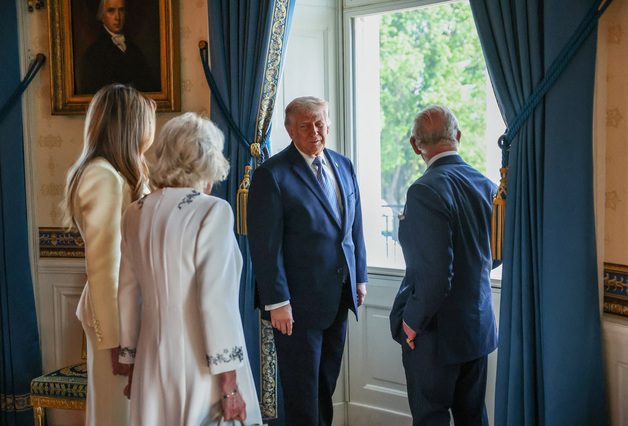 [포토]찰스 3세 英국왕 부부와 환담하는 트럼프 美대통령
