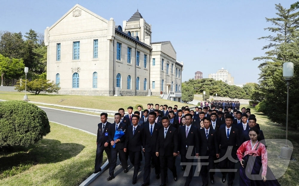 (평양 노동신문=뉴스1) = 북한 노동당 기관지 노동신문은 28일 사회주의애국청년동맹 제11차 대회 참가자들이 기록영화 시청과 영상문헌 학습, 당 창건 사적관·조선혁명박물관 등 주 …