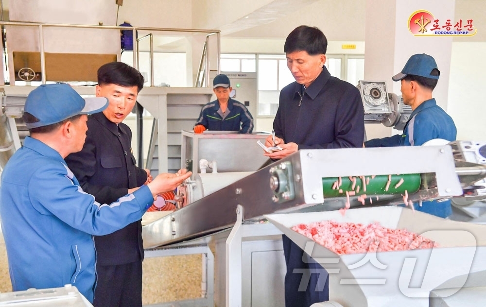 (평양 노동신문=뉴스1) = 북한 노동당 기관지 노동신문은 28일 황주군당위원회 일꾼이 생산 현장에서 노동자들과 기술 문제를 토론하며 제품 질 향상을 독려하는 등 현장 지도를 진행 …