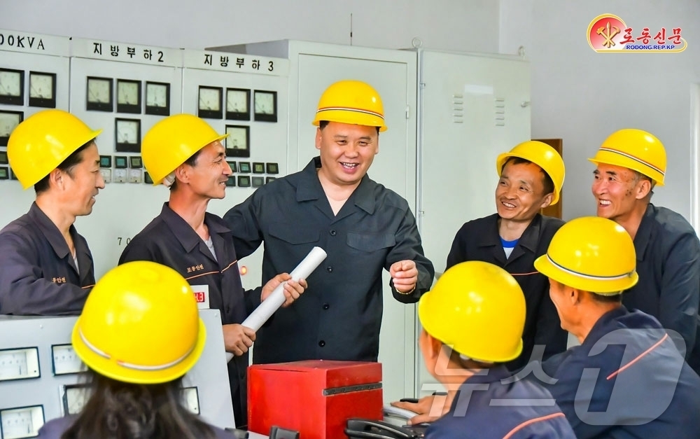 (평양 노동신문=뉴스1) = 북한 노동당 기관지 노동신문은 28일 남강발전소 일꾼이 생산 현장에 들어가 노동자들과 소통하며 당 대회 결정 이행을 독려하고 있다고 보도했다. [국내에 …