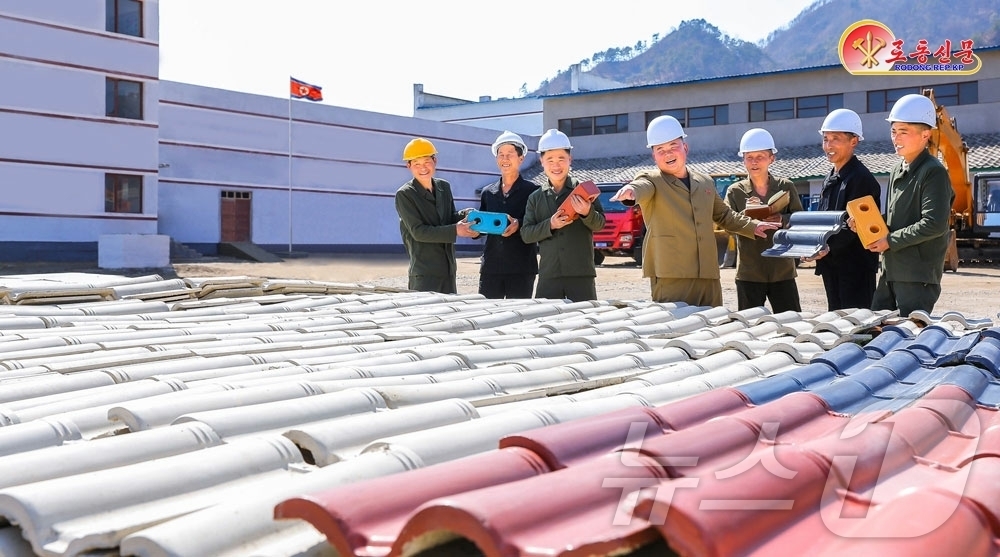 (평양 노동신문=뉴스1) = 북한 노동당 기관지 노동신문은 28일 료덕군 건설여단이 농촌 건설에 필요한 건설 자재를 생산해 현장에 공급하고 있다고 보도했다. [국내에서만 사용가능. …