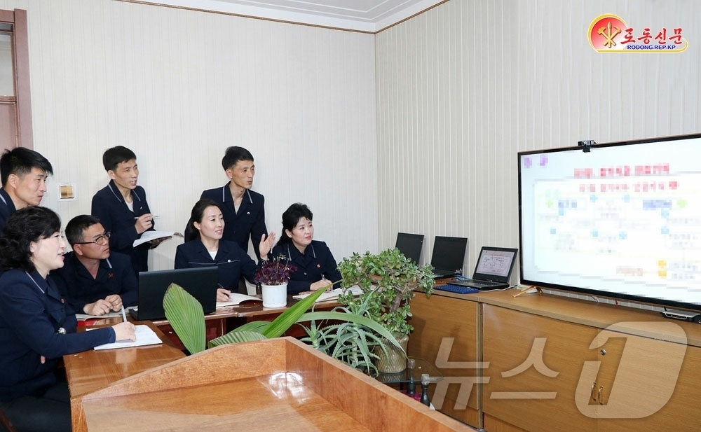 (평양 노동신문=뉴스1) = 북한 노동당 기관지 노동신문은 28일 신의주시 교원재교육강습소에서 농촌 학교 교육 수준 향상을 위한 토론과 연수 활동이 진행되고 있다고 보도했다. [국 …