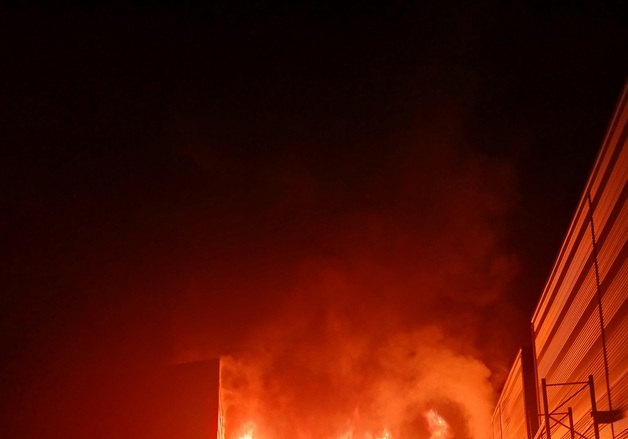 청주 가덕면 농기계 공장 화재…창고 4개동 전소(종합)