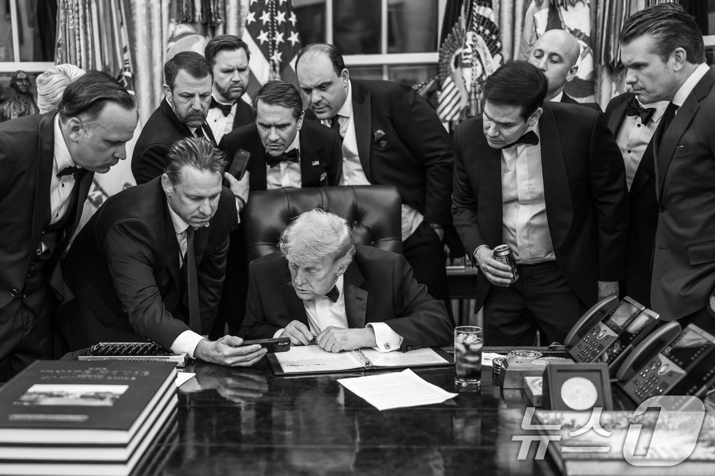 도널드 트럼프 미국 대통령이 지난 25일(현지 시각) 미국 백악관 출입기자단 만찬 행사에서 발생한 총격 사건 직후 백악관 집무실에서 JD 밴스 부통령(맨 뒤 왼쪽), 피트 헤그세스 …