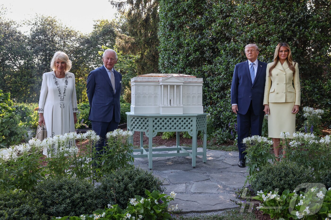 본문 이미지 - 27일(현지시간) 미국 워싱턴DC 백악관 사우스론에 설치된 새 벌통 옆에서 도널드 트럼프 미국 대통령, 멜라니아 트럼프 영부인, 영국의 찰스 국왕과 카밀라 왕비가 기념 촬영을 하고 있다. 2026.04.27. ⓒ 로이터=뉴스1