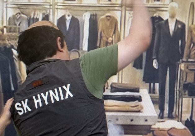 "이 대머리 아저씬 뭐야"… 명품관 직원 'SK 하이닉스' 조끼 보자 눈빛 싹~