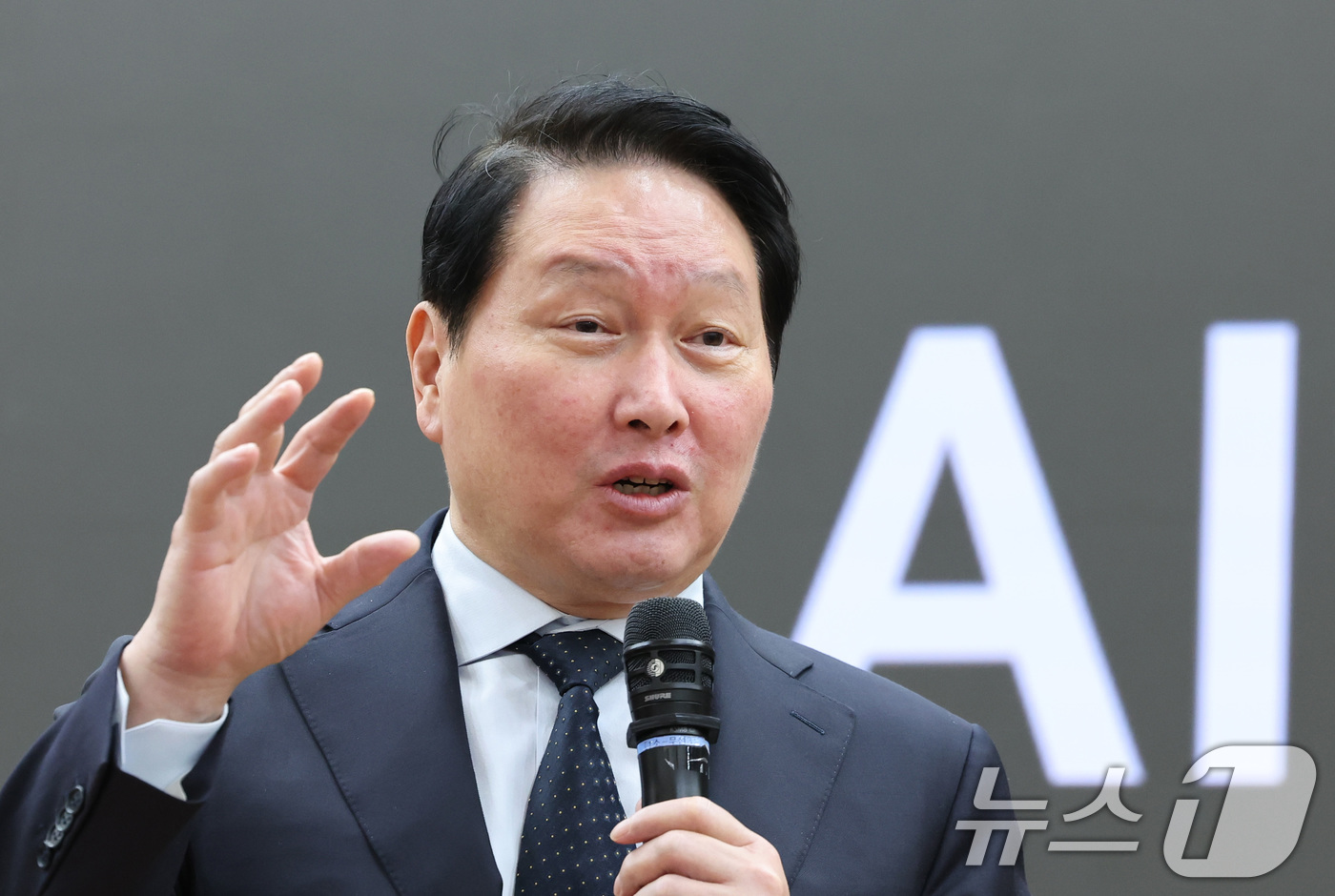 (서울=뉴스1) 신웅수 기자 = 최태원 대한상공회의소 회장이 28일 서울 여의도 국회 의원회관에서 열린 한중의원연맹 제1회 정책세미나에서 미·중 AI 기술 패권 경쟁 속 대한민국 …