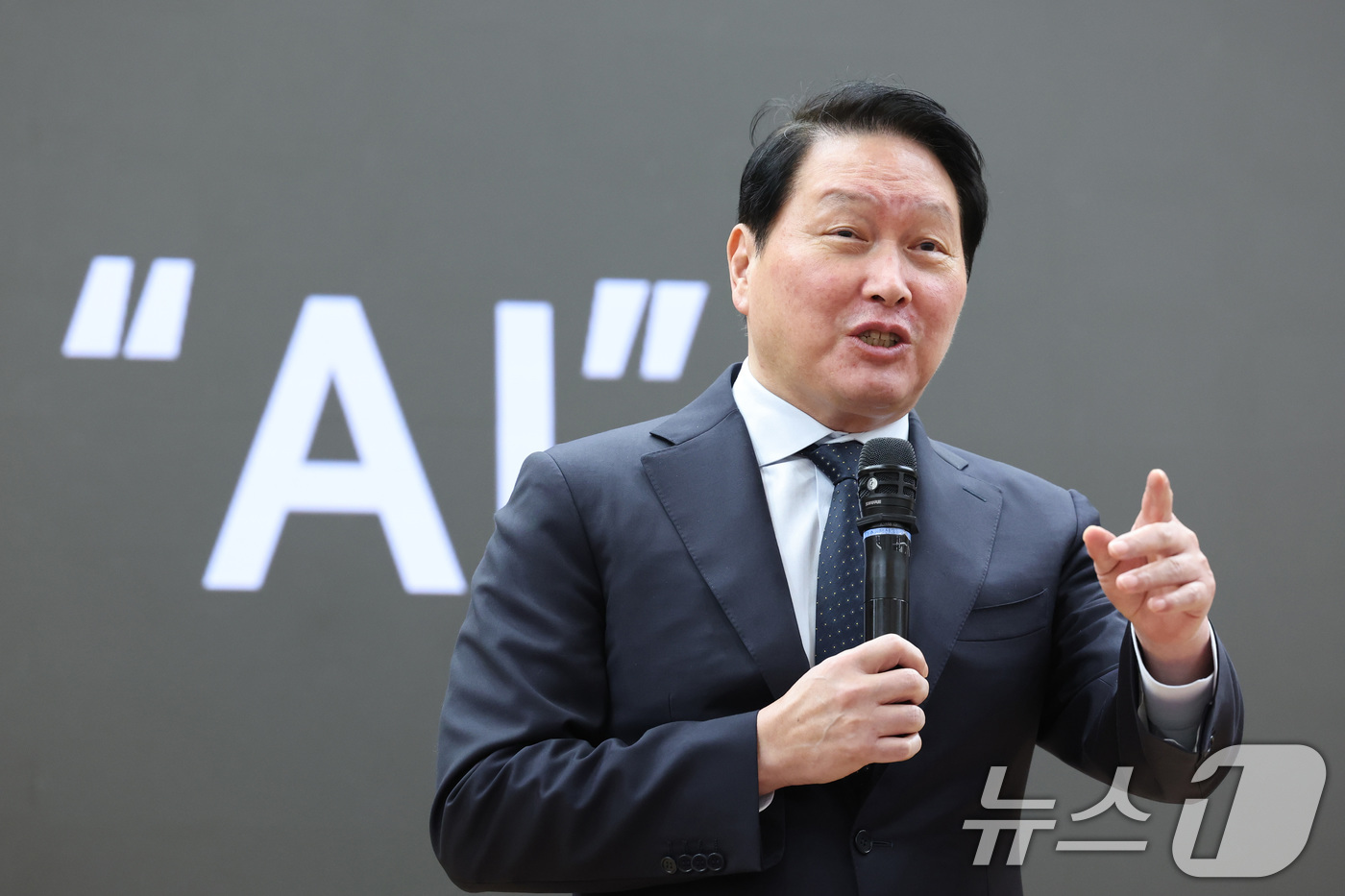 (서울=뉴스1) 신웅수 기자 = 최태원 대한상공회의소 회장이 28일 서울 여의도 국회 의원회관에서 열린 한중의원연맹 제1회 정책세미나에서 미·중 AI 기술 패권 경쟁 속 대한민국 …