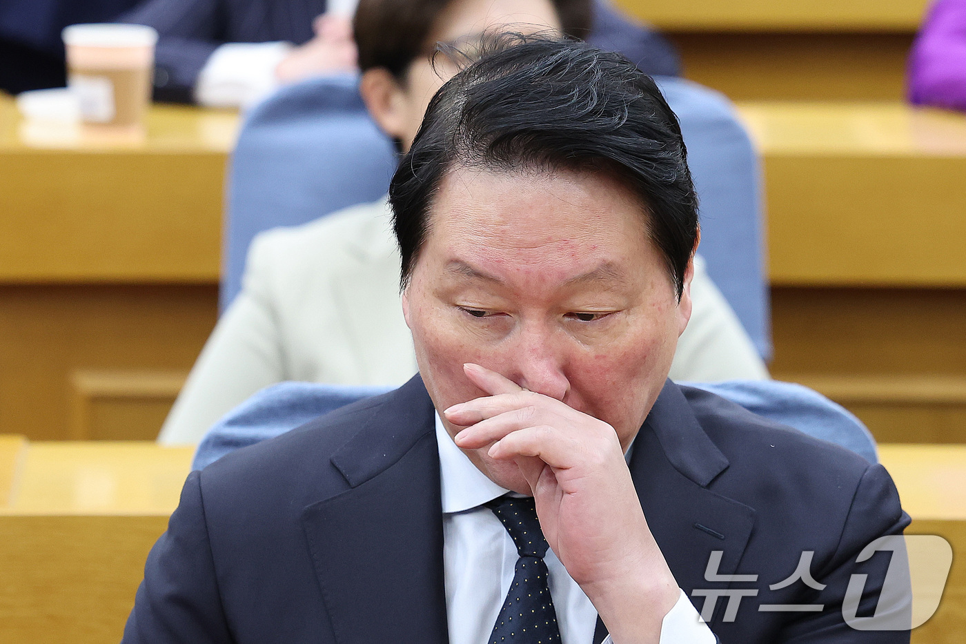 (서울=뉴스1) 신웅수 기자 = 최태원 대한상공회의소 회장이 28일 서울 여의도 국회 의원회관에서 열린 한중의원연맹 제1회 정책세미나에서 생각에 잠겨 있다. 2026.4.28/뉴스 …