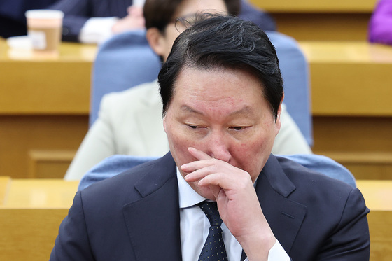 생각 잠긴 최태원 회장