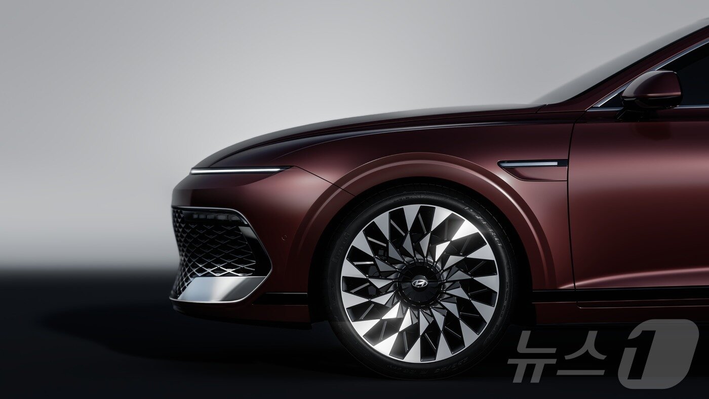 본문 이미지 - 현대자동차가 준대형 세단 '그랜저'의 7세대 페이스리프트 모델 '더 뉴 그랜저’의 내·외장 디자인을 28일 최초로 공개했다. 사진은 '더 뉴 그랜저' 외장. (현대차·기아 제공. 재판매 및 DB 금지) 2026.4.28 ⓒ 뉴스1