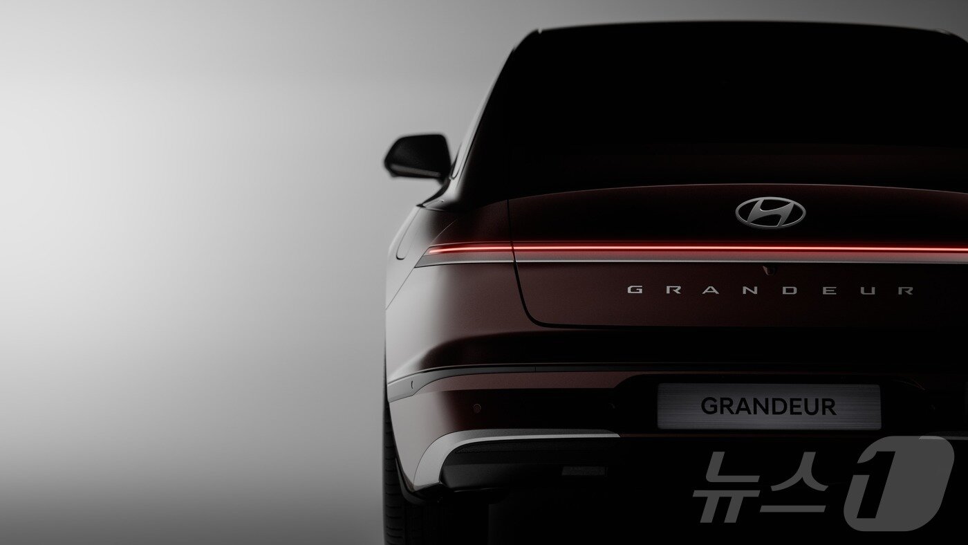 본문 이미지 - 현대자동차가 준대형 세단 '그랜저'의 7세대 페이스리프트 모델 '더 뉴 그랜저’의 내·외장 디자인을 28일 최초로 공개했다. 사진은 '더 뉴 그랜저' 외장. (현대차·기아 제공. 재판매 및 DB 금지) 2026.4.28 ⓒ 뉴스1