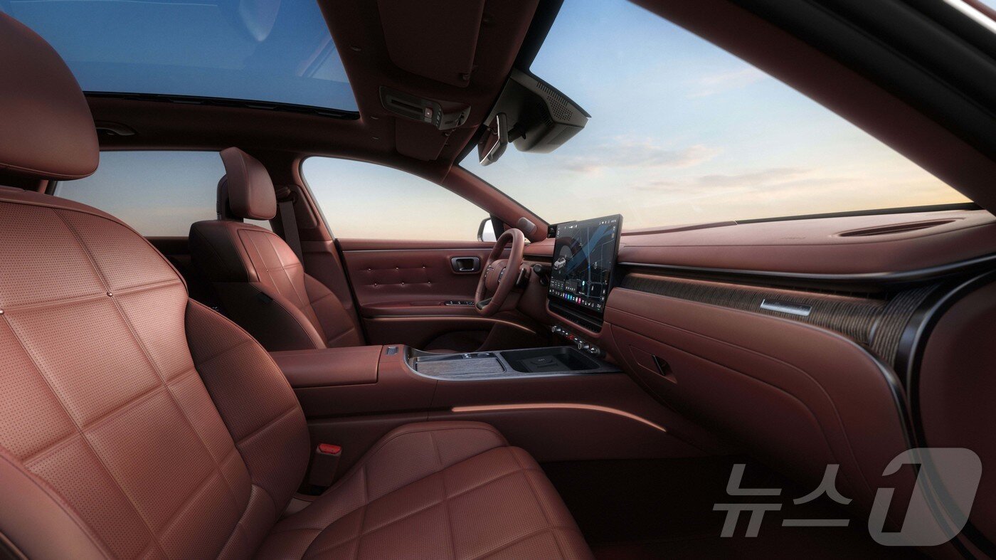 본문 이미지 - 현대자동차가 준대형 세단 '그랜저'의 7세대 페이스리프트 모델 '더 뉴 그랜저’의 내·외장 디자인을 28일 최초로 공개했다. 사진은 '더 뉴 그랜저' 내장. (현대차·기아 제공. 재판매 및 DB 금지) 2026.4.28 ⓒ 뉴스1
