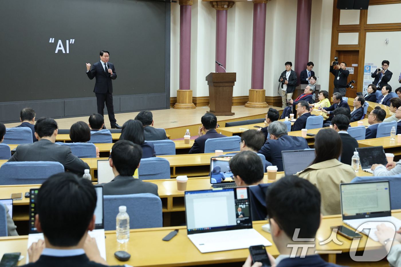 (서울=뉴스1) 신웅수 기자 = 최태원 대한상공회의소 회장이 28일 서울 여의도 국회 의원회관에서 열린 한중의원연맹 제1회 정책세미나에서 미·중 AI 기술 패권 경쟁 속 대한민국 …