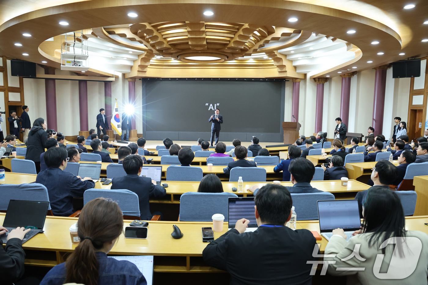 (서울=뉴스1) 신웅수 기자 = 최태원 대한상공회의소 회장이 28일 서울 여의도 국회 의원회관에서 열린 한중의원연맹 제1회 정책세미나에서 미·중 AI 기술 패권 경쟁 속 대한민국 …