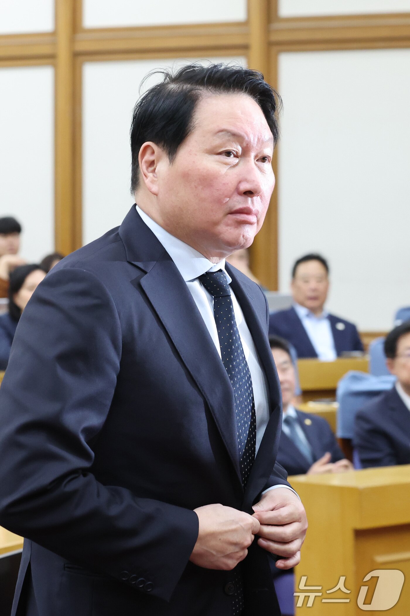 본문 이미지 - 최태원 대한상공회의소 회장이 28일 서울 여의도 국회 의원회관에서 열린 한중의원연맹 제1회 정책세미나에 참석하고 있다. 2026.4.28 ⓒ 뉴스1 신웅수 기자