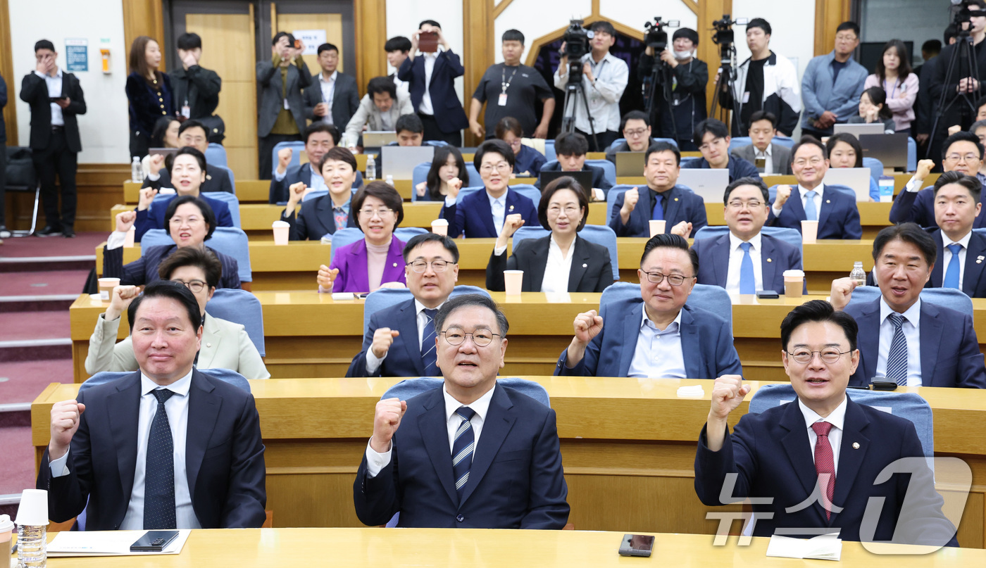 (서울=뉴스1) 신웅수 기자 = 최태원 대한상공회의소 회장이 28일 서울 여의도 국회 의원회관에서 열린 한중의원연맹 제1회 정책세미나에서 참석자들과 기념 촬영을 하고 있다. 202 …