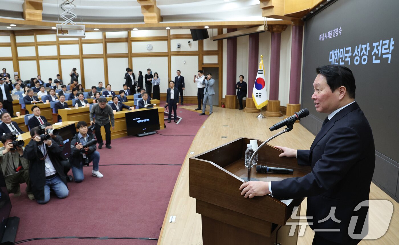 본문 이미지 - 최태원 대한상공회의소 회장이 28일 서울 여의도 국회 의원회관에서 열린 한중의원연맹 제1회 정책세미나에서 미·중 AI 기술 패권 경쟁 속 대한민국 성장전략을 주제로 강연을 하고 있다. 2026.4.28 ⓒ 뉴스1 신웅수 기자