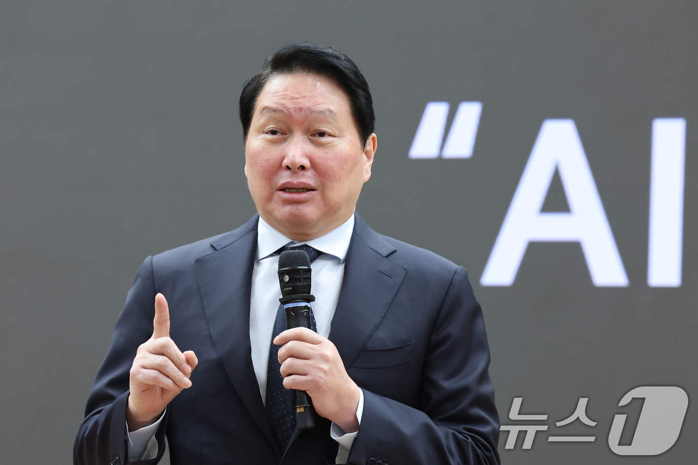 (서울=뉴스1) 신웅수 기자 = 최태원 대한상공회의소 회장이 28일 서울 여의도 국회 의원회관에서 열린 한중의원연맹 제1회 정책세미나에서 미·중 AI 기술 패권 경쟁 속 대한민국 …