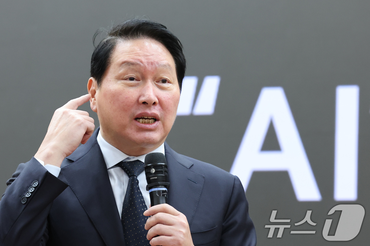 (서울=뉴스1) 신웅수 기자 = 최태원 대한상공회의소 회장이 28일 서울 여의도 국회 의원회관에서 열린 한중의원연맹 제1회 정책세미나에서 미·중 AI 기술 패권 경쟁 속 대한민국 …