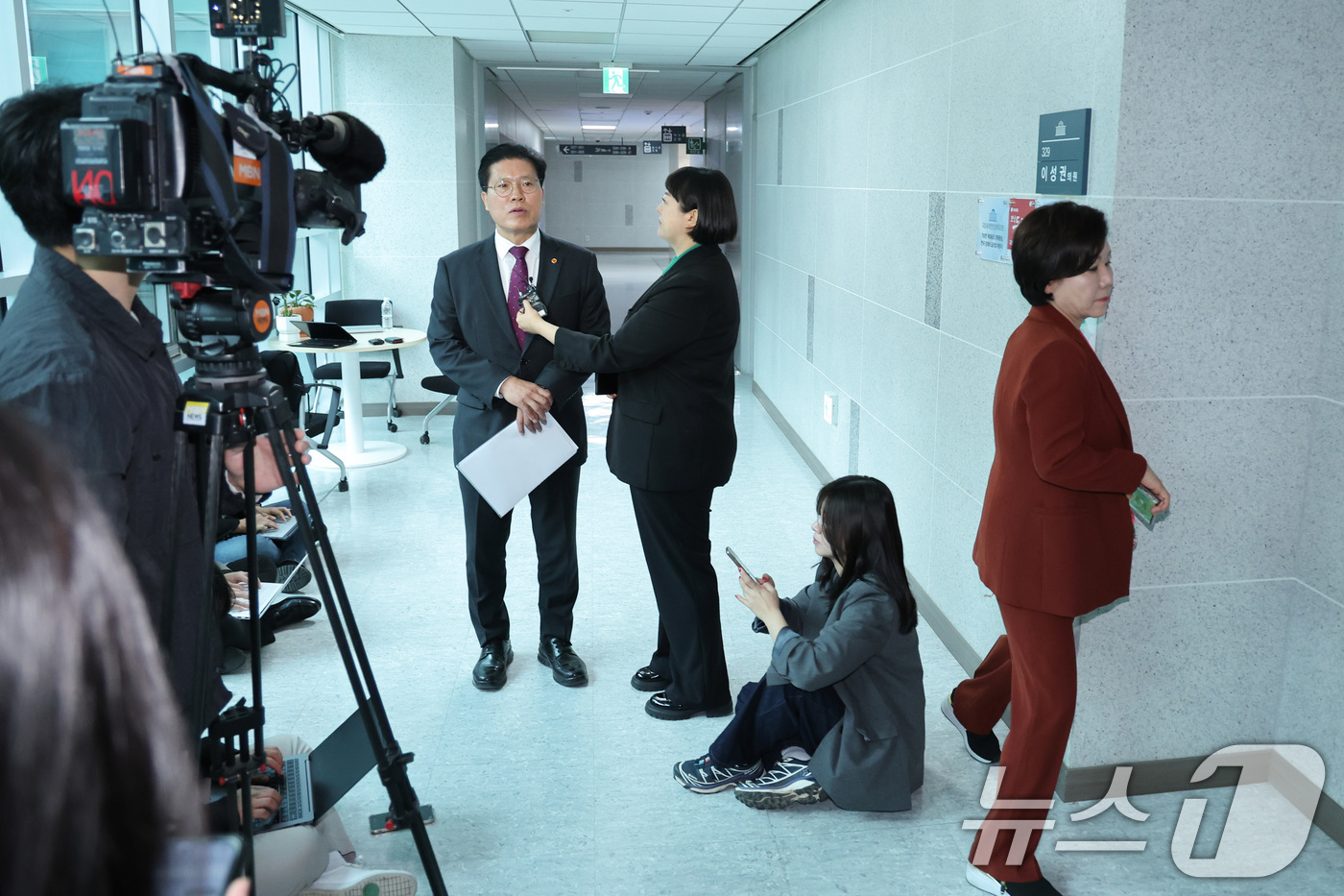 (서울=뉴스1) 신웅수 기자 = 송석준 국민의힘 의원이 28일 서울 여의도 국회 의원회관에서 열린 당내 개혁·소장파 의원 모임인 '대안과미래' 조찬 회동에 참석하며 취재진의 질의에 …